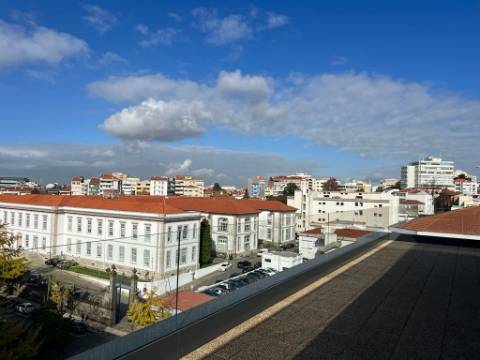T4 novo c/ terraço junto à Rotunda da Boavista