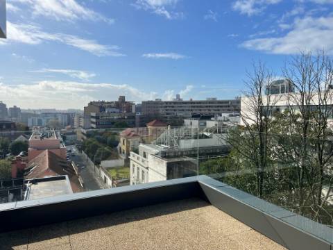T4 novo c/ terraço junto à Rotunda da Boavista