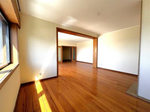 T4 na Foz Velha com vista mar junto à praia