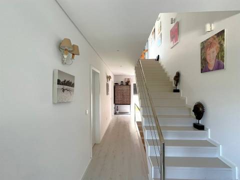 Moradia T3, na Foz com jardim e piscina