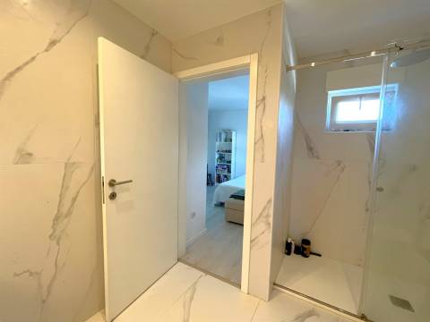 Moradia T3, na Foz com jardim e piscina