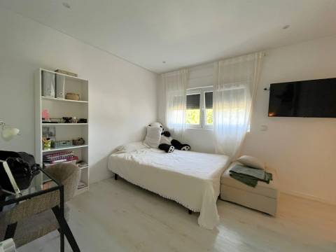 Moradia T3, na Foz com jardim e piscina