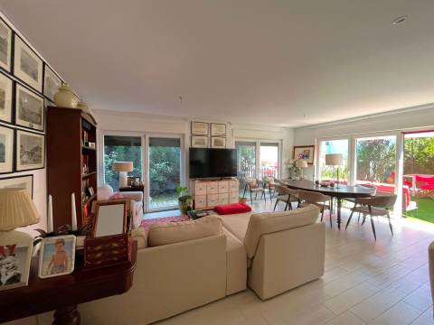 Moradia T3, na Foz com jardim e piscina