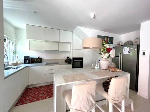 Moradia T3, na Foz com jardim e piscina