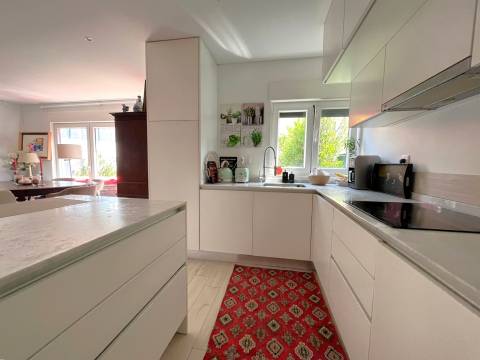 Moradia T3, na Foz com jardim e piscina