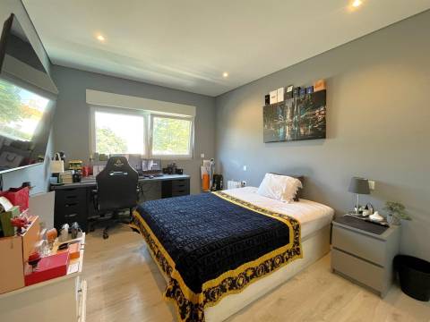 Moradia T3, na Foz com jardim e piscina