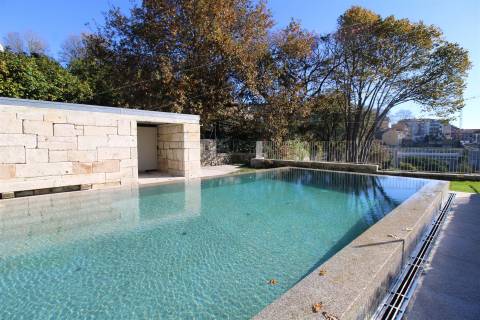 T4 com vista rio em condomínio privado com piscina e jardim