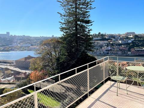 T4 com vista rio em condomínio privado com piscina e jardim