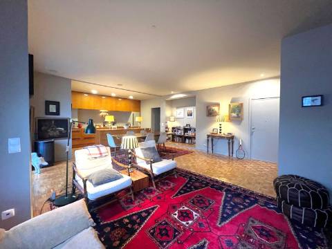 T2 c/ varanda e vista parcial mar na Foz