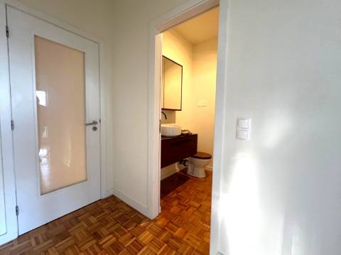 T2 c/ varanda e vista parcial mar na Foz