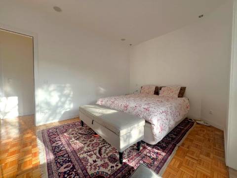 T2 c/ varanda e vista parcial mar na Foz