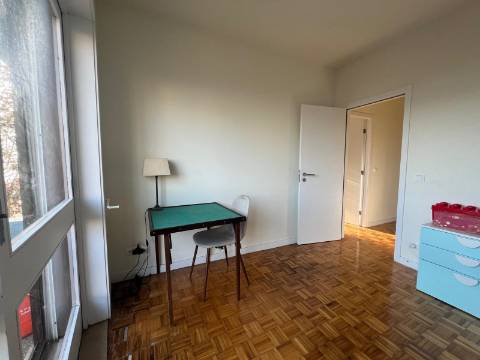 T2 c/ varanda e vista parcial mar na Foz