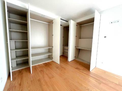 Moradia T3+1 na zona da Vilarinha no Porto