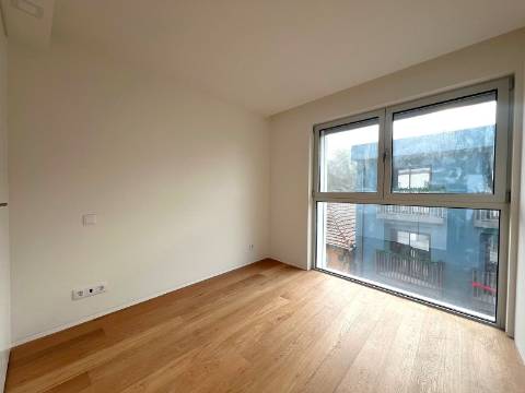 Moradia T3+1 na zona da Vilarinha no Porto