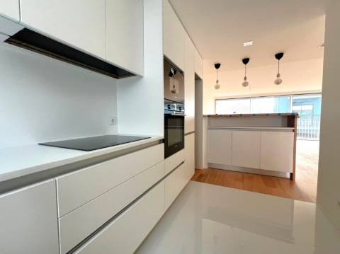 Moradia T3+1 na zona da Vilarinha no Porto