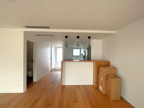 Moradia T3+1 na zona da Vilarinha no Porto