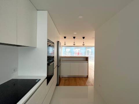 Moradia T3+1 na zona da Vilarinha no Porto