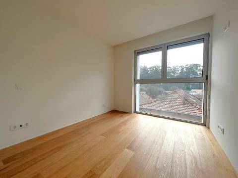 Moradia T3+1 na zona da Vilarinha no Porto