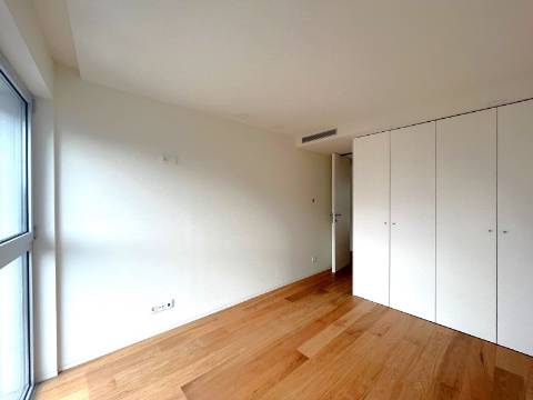 Moradia T3+1 na zona da Vilarinha no Porto