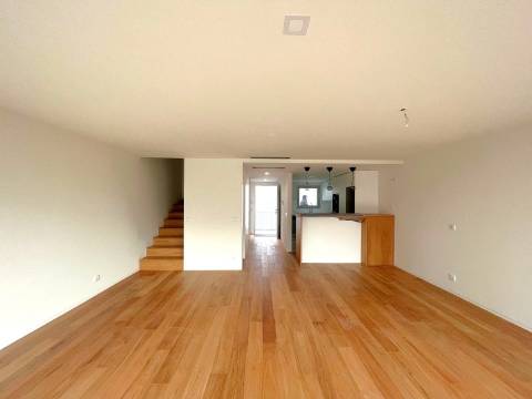 Moradia T3+1 na zona da Vilarinha no Porto