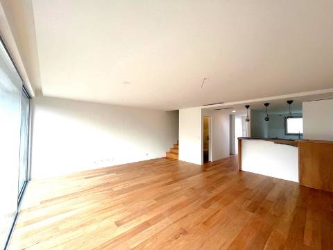 Moradia T3+1 na zona da Vilarinha no Porto