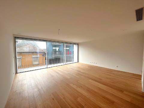 Moradia T3+1 na zona da Vilarinha no Porto
