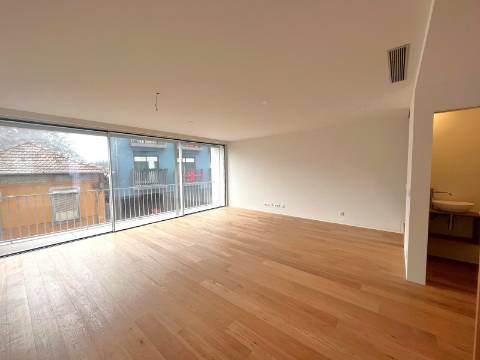 Moradia T3+1 na zona da Vilarinha no Porto