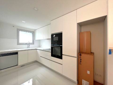 Moradia T3+1 na zona da Vilarinha no Porto