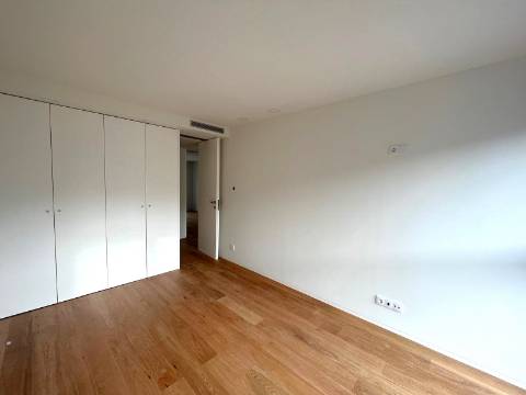 Moradia T3+1 na zona da Vilarinha no Porto