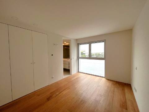 Moradia T3+1 na zona da Vilarinha no Porto