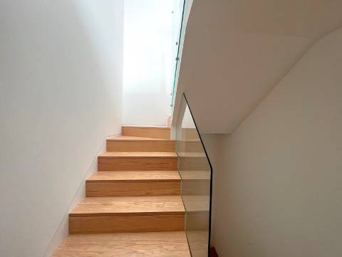 Moradia T3+1 na zona da Vilarinha no Porto