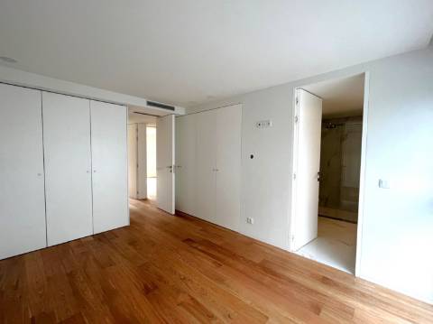 Moradia T3+1 na zona da Vilarinha no Porto