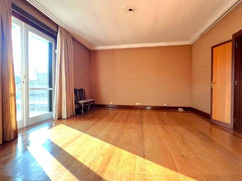 Moradia imponente em Bairro de excelência entre a Boavista e o Campo Alegre