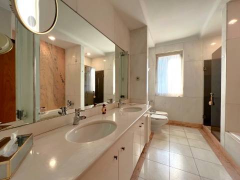 Moradia imponente em Bairro de excelência entre a Boavista e o Campo Alegre