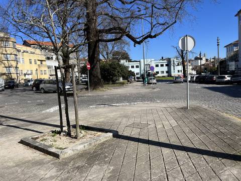 Moradia T3 p/ recuperar no centro histórico Rua Serpa Pinto no Porto.