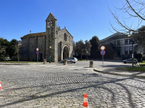 Moradia T3 p/ recuperar no centro histórico Rua Serpa Pinto no Porto.