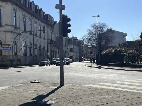 Moradia T3 p/ recuperar no centro histórico Rua Serpa Pinto no Porto.