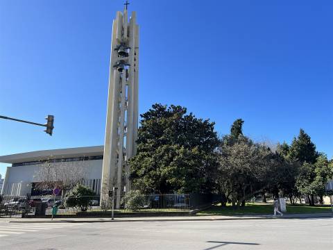 Moradia T3 p/ recuperar no centro histórico Rua Serpa Pinto no Porto.