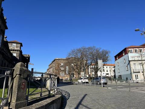 Moradia T3 p/ recuperar no centro histórico Rua Serpa Pinto no Porto.