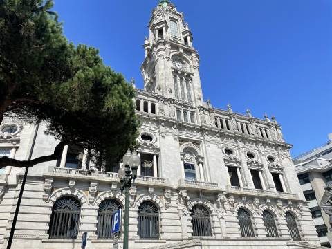 Moradia T3 p/ recuperar no centro histórico Rua Serpa Pinto no Porto.