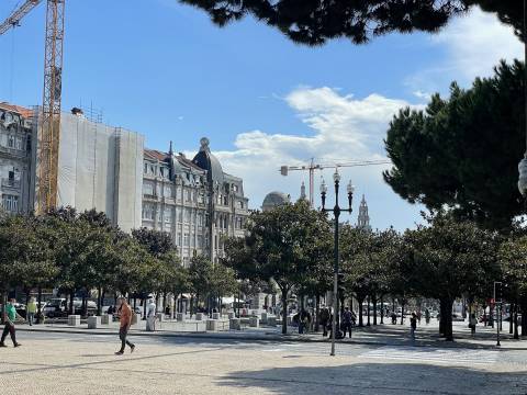 Moradia T3 p/ recuperar no centro histórico Rua Serpa Pinto no Porto.
