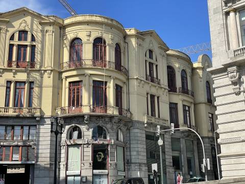 Moradia T3 p/ recuperar no centro histórico Rua Serpa Pinto no Porto.