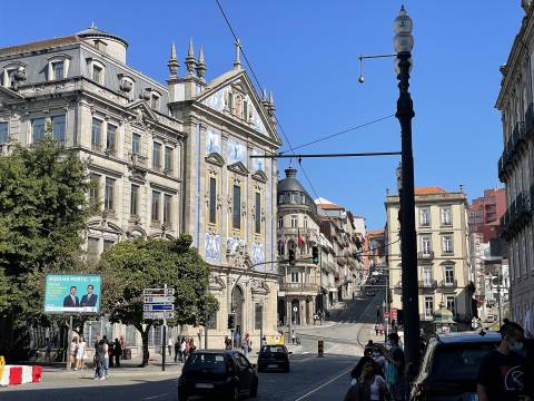 Moradia T3 p/ recuperar no centro histórico Rua Serpa Pinto no Porto.