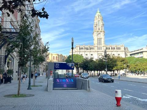 Moradia T3 p/ recuperar no centro histórico Rua Serpa Pinto no Porto.