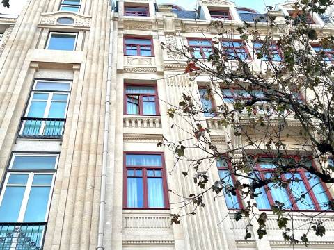 Moradia T3 p/ recuperar no centro histórico Rua Serpa Pinto no Porto.
