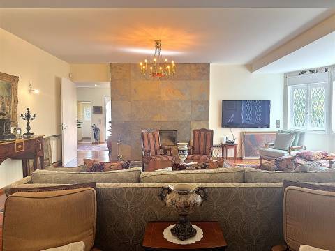 Moradia T6 c/ T1 no jardim à Boavista no Bairro Hollywood