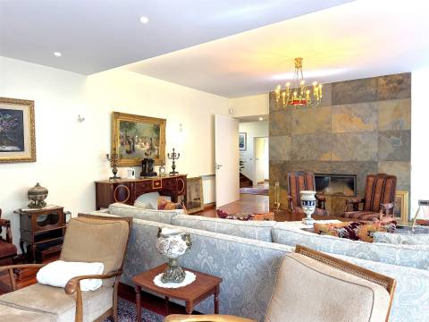 Moradia T6 c/ T1 no jardim à Boavista no Bairro Hollywood