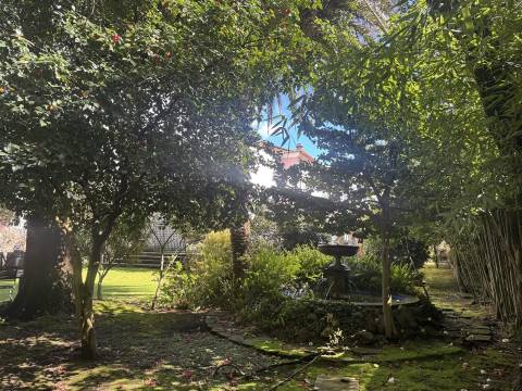 Moradia T6 c/ T1 no jardim à Boavista no Bairro Hollywood