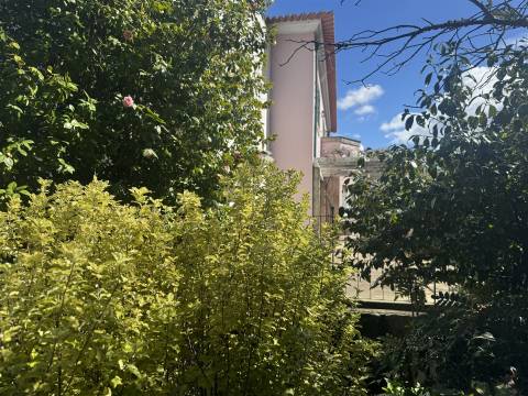 Moradia T6 c/ T1 no jardim à Boavista no Bairro Hollywood