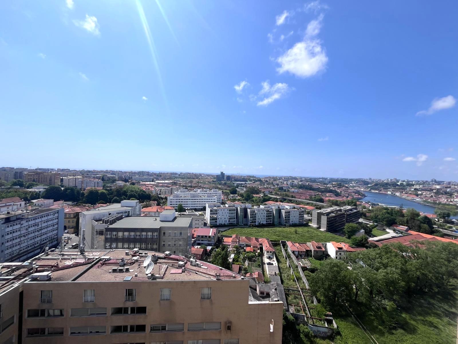 T2 c/ vistas desafogadas para o rio c/ lugar de garagem em Gaia